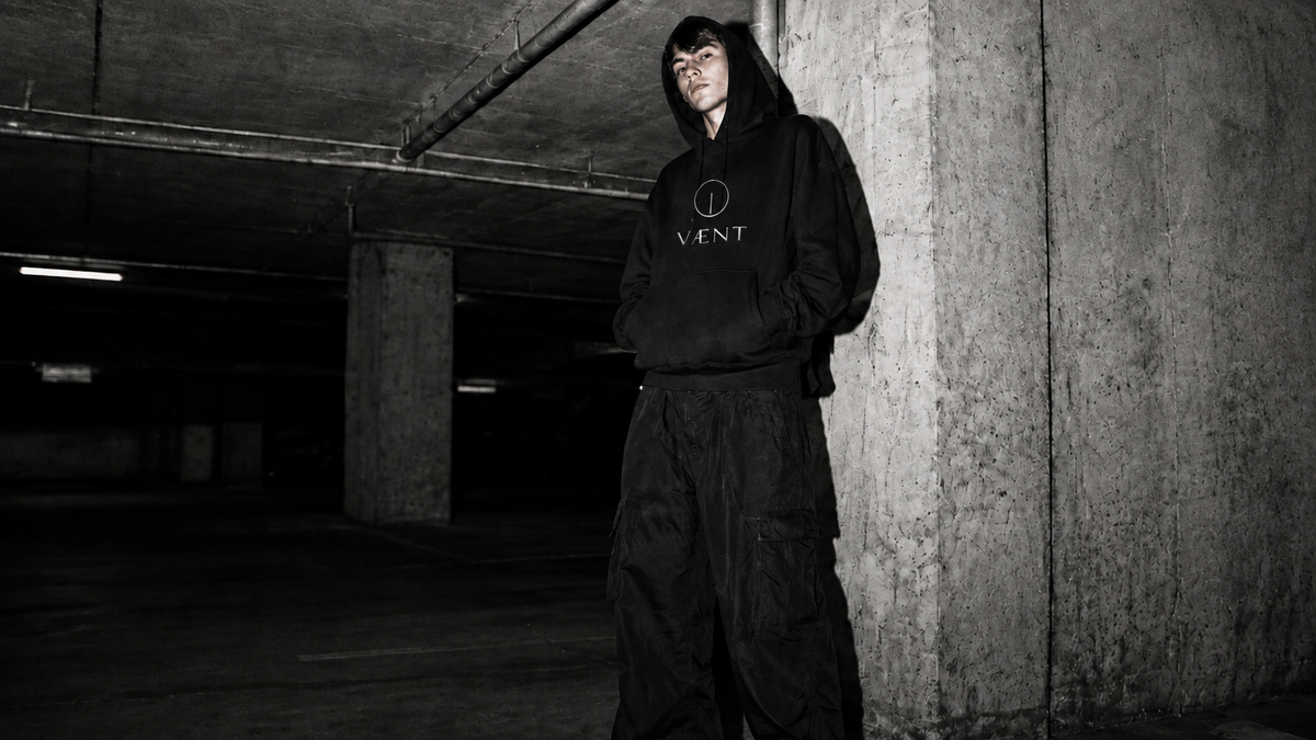 Streetwear-Model mit VÆNT-Logo vorne auf dem Hoodie
